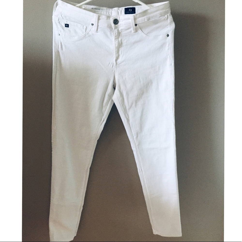 White lugging jean
